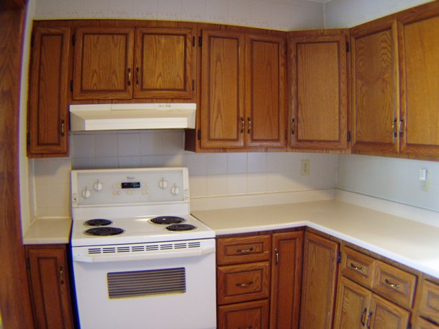 Updated Kitchen with 3 Appliances