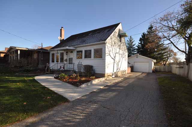 Wonderful Location in Mature Neighbourhood plus Potential for In Home Business Opportunity
